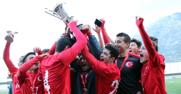 Ege Kupası'nın şampiyonu Türkiye, kupasını aldı
