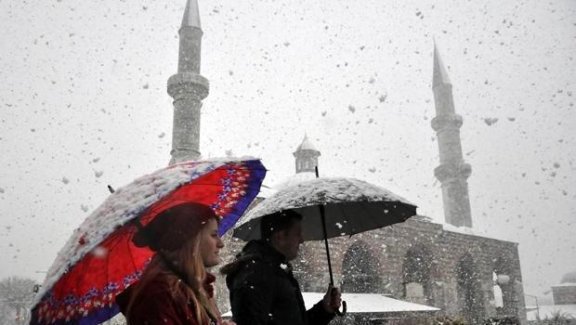 İstanbul'da kar yağışı başladı, İBB alarm durumunda