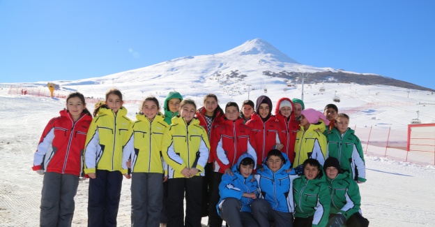 Köy çocuklarına kayak eğitimi veriliyor