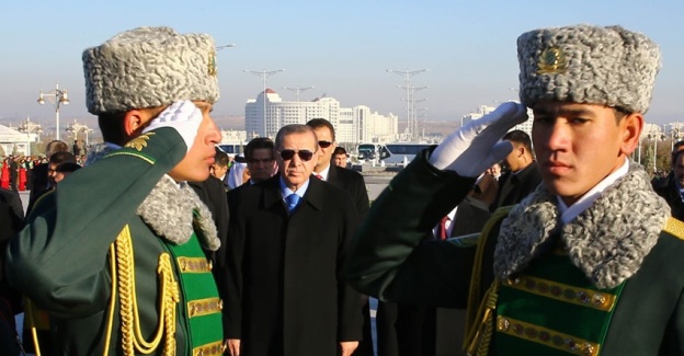 Erdoğan, Tarafsızlık Anıtı'na çelenk koydu