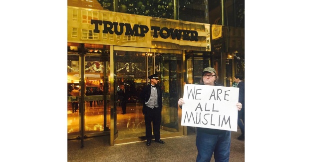 Michael Moore'dan 'Hepimiz Müslümanız' kampanyası