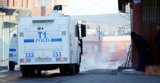 Gaziantep'te yol kapatan, (PKK)'lı terörist gruba polis müdahalesi !