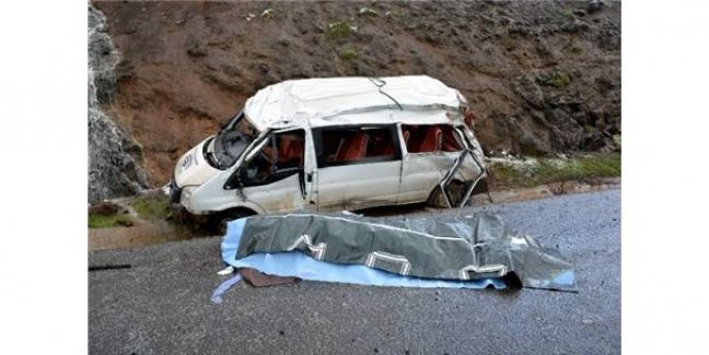 Siverek - Diyarbakır yolunda minibüs şarampole devrildi can pazarı yaşandı: 1 ölü 12 yaralı !