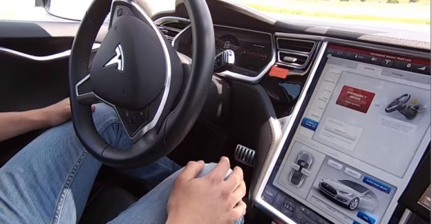 Tesla Model S'in otomatik pilot test sürüşü