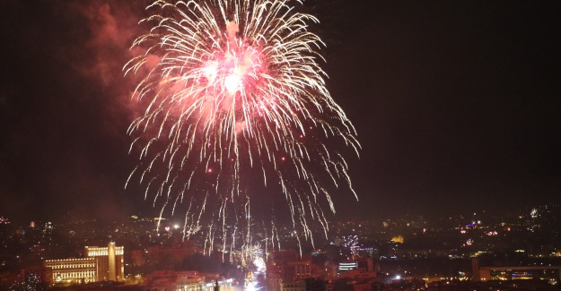 Tiflis sokakları yeni yıl öncesi karnaval yerine döndü